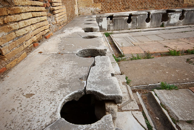 Общественный туалет Остия Антика. Рим. VII век до н.э.