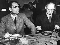 Подсудимые Рудольф Гесс и Йоахим фон Риббентроп на обеде во время перерыва судебных слушаний. 26 ноября 1945 года