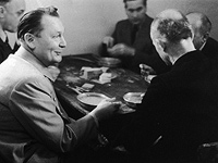 Герман Геринг на обеде во время перерыва судебных слушаний. 1 декабря 1945 года