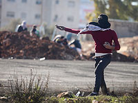 Беспорядки на месте теракта, арабы бросают в солдат камни
