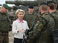 Министр обороны Германии Урсула фон дер Лайен беседует с войсками германских вооруженных сил