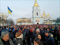 30 ноября люди собираются у Михайловского монастыря