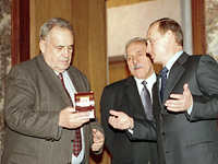 Эльдар Рязанов, Михаил Ульянов и Владимир Путин в 2002 году