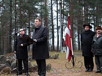 Раймондс Вейонис на памятной церемонии в в Румбульском лесу