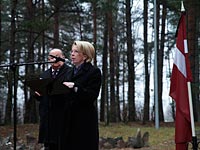 Спикер Сейма Инара Мурниеце на памятной церемонии в в Румбульском лесу