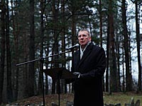 Эдгарс Ринкевич на памятной церемонии в в Румбульском лесу