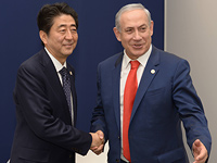 Премьер-министр Японии Синдзо Абэ и премьер-министр Израиля Биньямин Нетаниягу. Париж, 30 ноября 2015 года