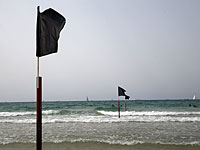 МВД на неделю продлило запрет на купание в море в центре страны