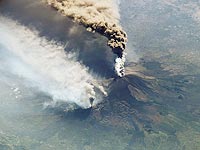 Извержение вулкана Этна: столб из лавы и пепла поднялся в небо на несколько километров