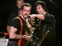 Eagles of Death Metal выступили в Париже на концерте U2