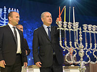 Премьер-министр Израиля Биньямин Нетаньягу и министр образования Нафтали Беннет зажигают ханукальные свечи на Национальном конкурсе Библии для взрослых в Иерусалиме. 9 декабря 2015