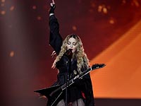 Мадонна устроила на Площади Республики в Париже импровизированный концерт памяти жертв терактов 13 ноября 