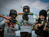 Военные парады в Газе: ХАМАС отчитался за 28 лет террора. Фоторепортаж