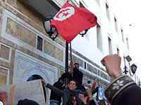 Демонстранты под Тунисским флагом, 23 января 2011