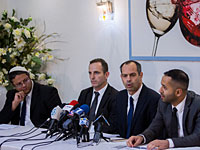 Адвокат Итамар Бен-Гвир, прокурор Дэвид Галеви, прокурор Ади Кейдар, и прокурор Авихай Хажби на пресс-конференции относительно расследования теракта в деревне Дума. Иерусалим, 17 декабря 2015 года