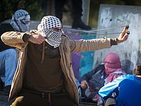 Палестинцы забросали солдат камнями, два военнослужащих пострадали