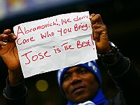 Болельщики принесли множество плакатов в поддержку уволенного Жозе Моуриньо, а также провели акцию "Встать ради Особенного"