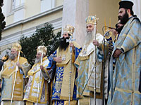 Епископ Серафим (в центре)