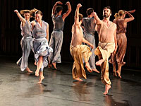 Захватывающие номера, современная американская хореография, 17 танцоров, музыкальная группа и чудо движения