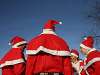 Новый год: усилены меры безопасности, полицейские переодеты в Санта-Клаусов  