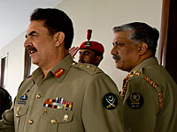 Командующий армией Пакистана генерал Рахил Шариф (слева)