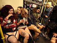 В мегаполисах планеты проходит ежегодный флешмоб "В метро без штанов"  