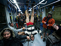 В мегаполисах планеты проходит ежегодный флешмоб "В метро без штанов"  