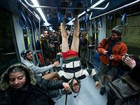 "День без штанов" в иерусалимском трамвае: в надежде на улыбки. Фоторепортаж
