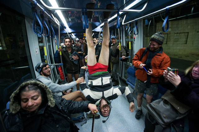 "День без штанов 2016" в иерусалимском трамвае 