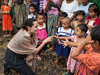 Джоли втайне от супруга усыновила седьмого ребенка &#8211; сына нищих камбоджийцев  