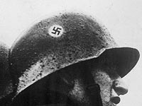 Афганские мигранты подверглись нападению "Гитлера" в нацистском шлеме  