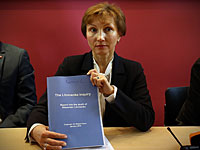 Марина Литвиненко держит копию отчета по расследованию во время пресс-конференции в офисе своего адвоката. Лондон, 21 января 2016 года
