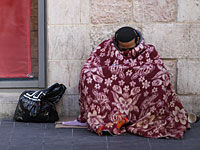 Добровольцы "Маген Давид Адом" раздают бездомным спальные мешки и одеяла
