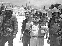 Шломо Горен и военнослужащие ЦАХАЛа у Стены Плача. 7 июня 1967 года