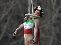FEMEN против визита Роухани в Париж: обнаженная и повешенная приветствовала "палача свободы"