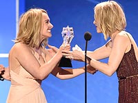 Рэйчел Макадамс (справа) на церемонии  "Critics' Choice Awards" 