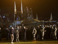 Абу Убейда (в красной куфие) на башне "танка ХАМАС". Газа, 31 января 2016 года