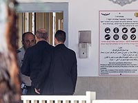 Эхуд Ольмерт у входа в тюрьму "Маасиягу". 16 февраля 2016 года
