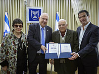Реувен Ривлин и глава спецслужбы "Мосад" Йоси Коэн вручили премию "Дело всей жизни" легендарному израильскому разведчику, 90-летнему Аврааму Барзилаю