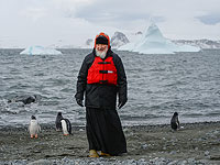 Патриарх Кирилл совершил молебен в Антарктиде и встретился с пингвинами
