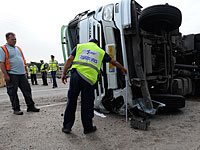 На шоссе &#8470;79 перевернулся грузовик-бетономешалка: водитель погиб