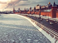 Молодая женщина "дрейфовала" на льдине в центре Москвы