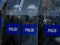 Полиция взяла штурмом офис турецкой независимой газеты Zaman