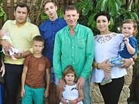 Аркадий Майофис с семьей