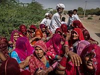 В Индии трактор, перевозивший людей, упал в глубокую яму: не менее 10 погибших