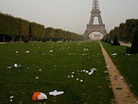   Японские туроператоры убирают мусор с улиц Парижа