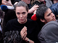 Анджелина Джоли, посол доброй воли ООН, посетила лагерь беженцев в Греции
