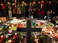 В ночь на 23 марта в центре Брюсселя на бульваре Анспах перед зданием Биржи около двух тысяч жителей города и иностранных туристов со свечами собрались на молчаливую панихиду