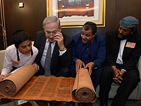 Биньямин Нетаниягу и прибывшие из Йемена евреи с привезенным свитком Торы. Иерусалим, 21 марта 2016 года