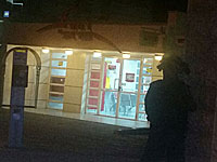 Рядом с банком в Акко, в котором забаррикадировался грабитель, полиция проводит совещание